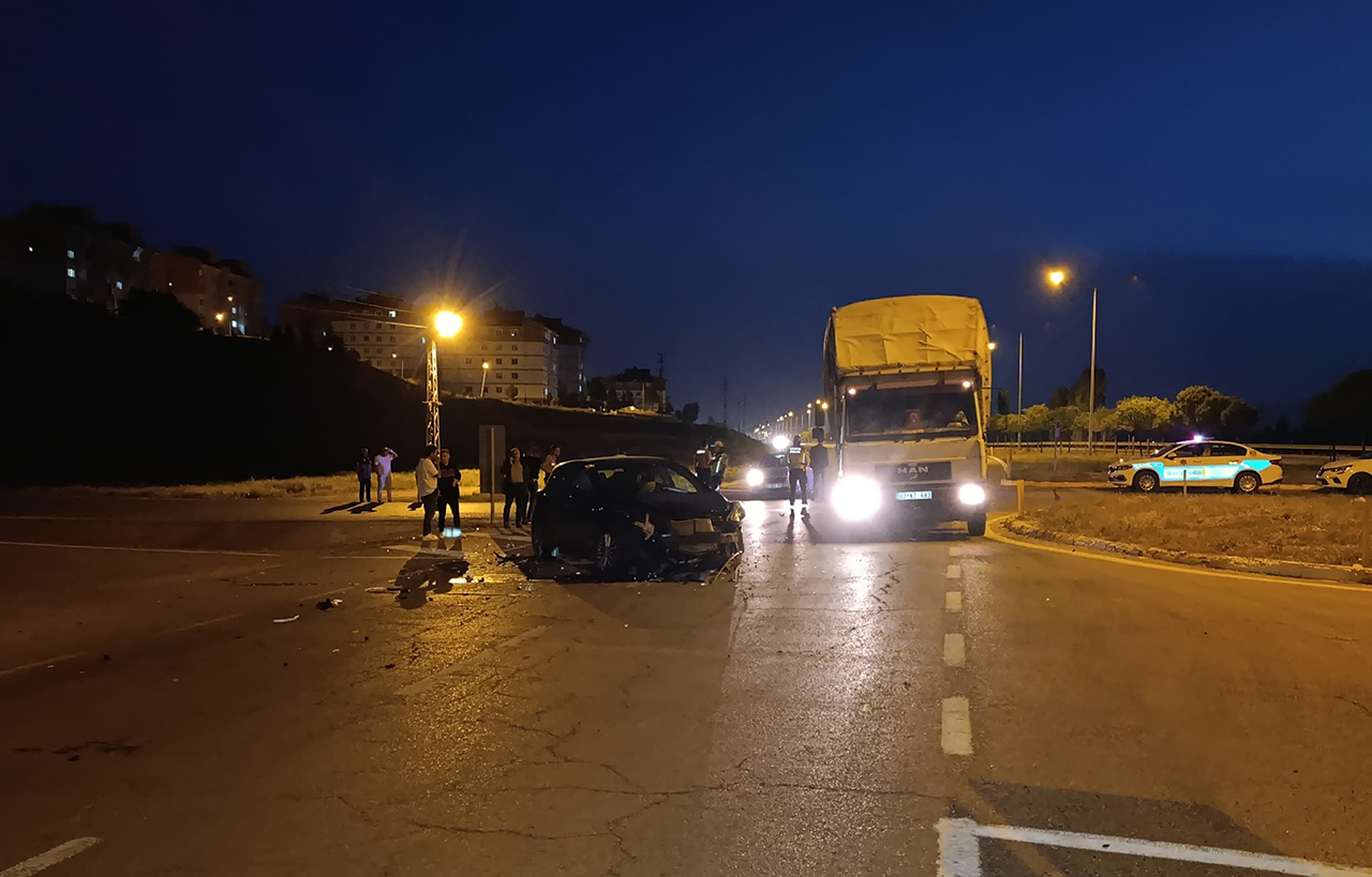 Şarkışla'da otomobil çarpıştı: 4 kişi yaralandı