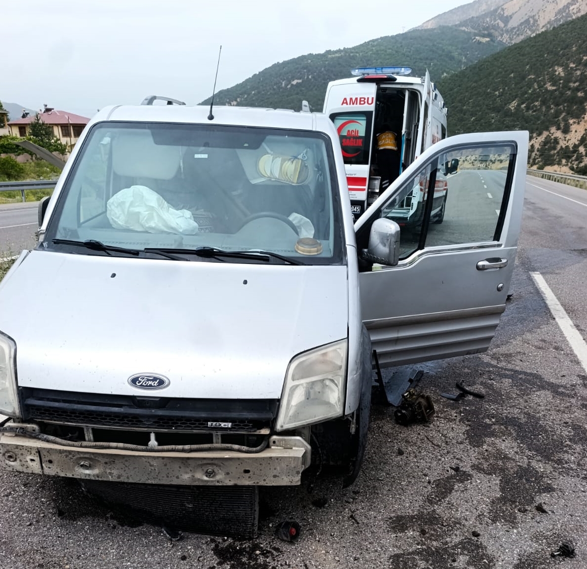 Sivas'ta bariyerlere çarpan araç kaza yaptı!