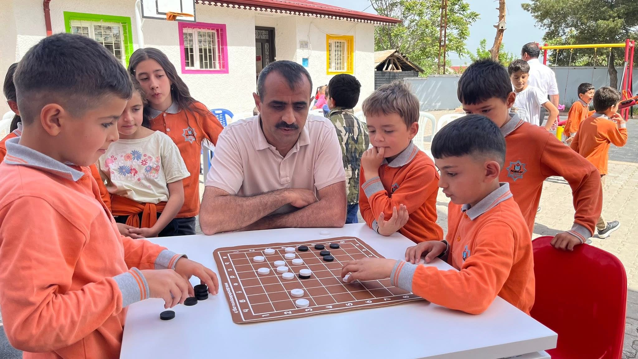 Akıncılar'da öğrenciler için dama kursu düzenlendi