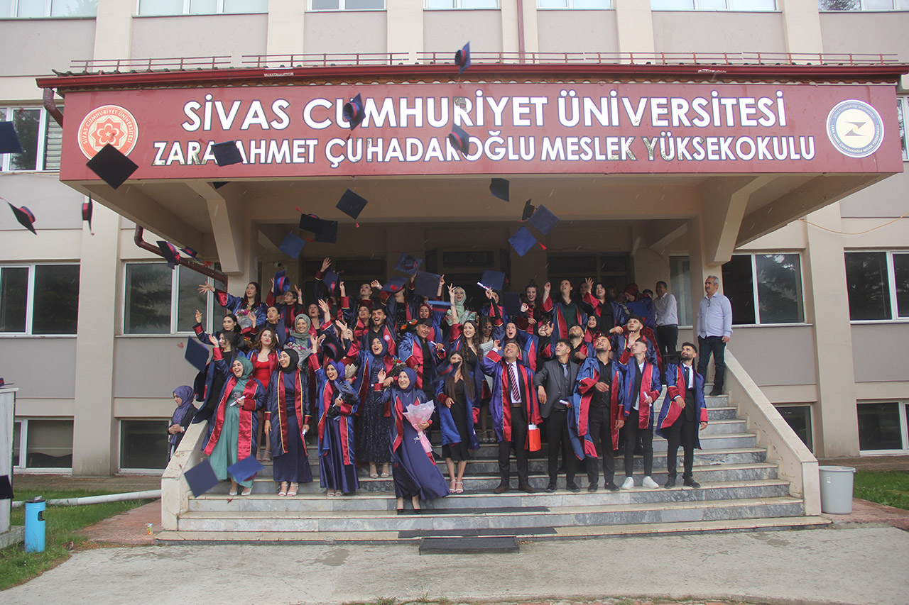 Zara MYO'da mezuniyet sevinci