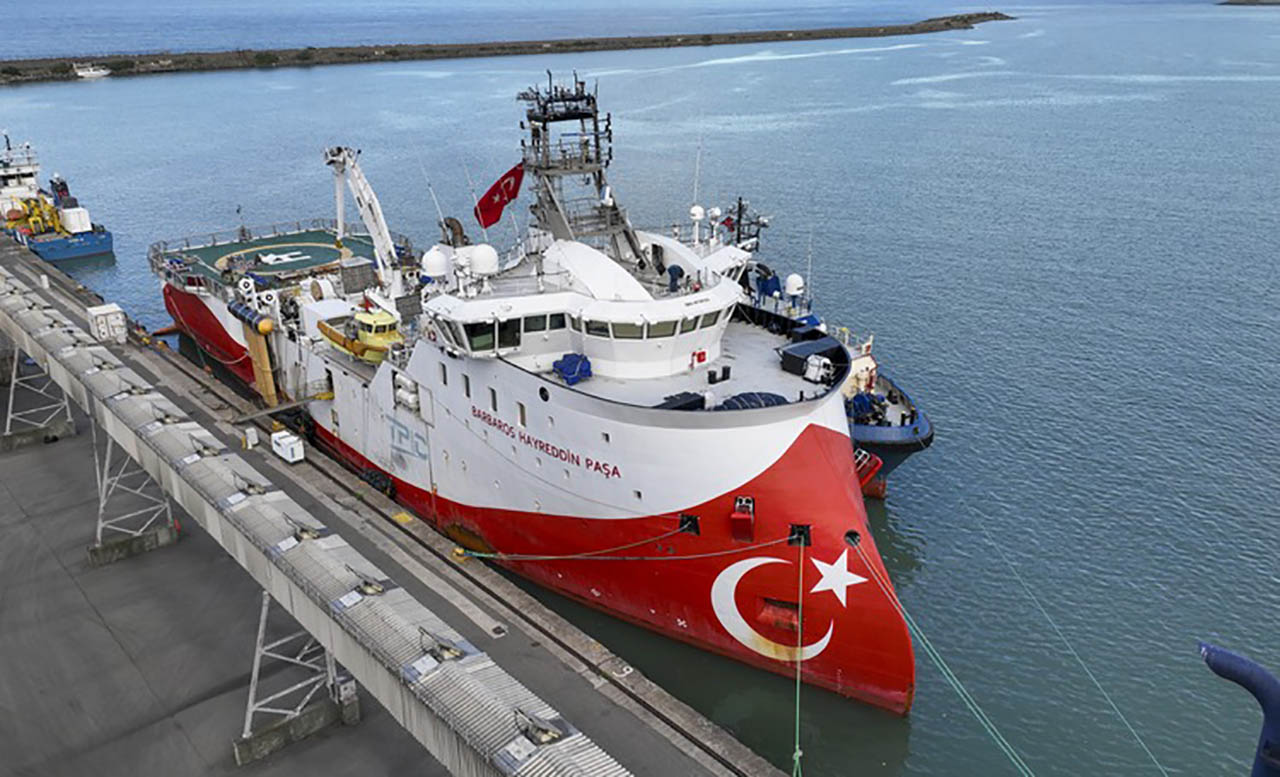 Türkiye'nin ilk yüzer gaz üretim platformu Boğaz'dan geçecek