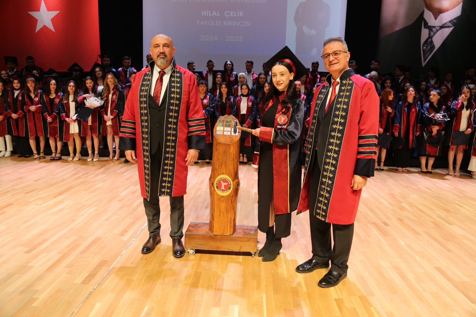 Sivas Cumhuriyet Üniversitesi'nden Mezuniyet Coşkusu! Genç İletişimciler Diplomalarını Aldı