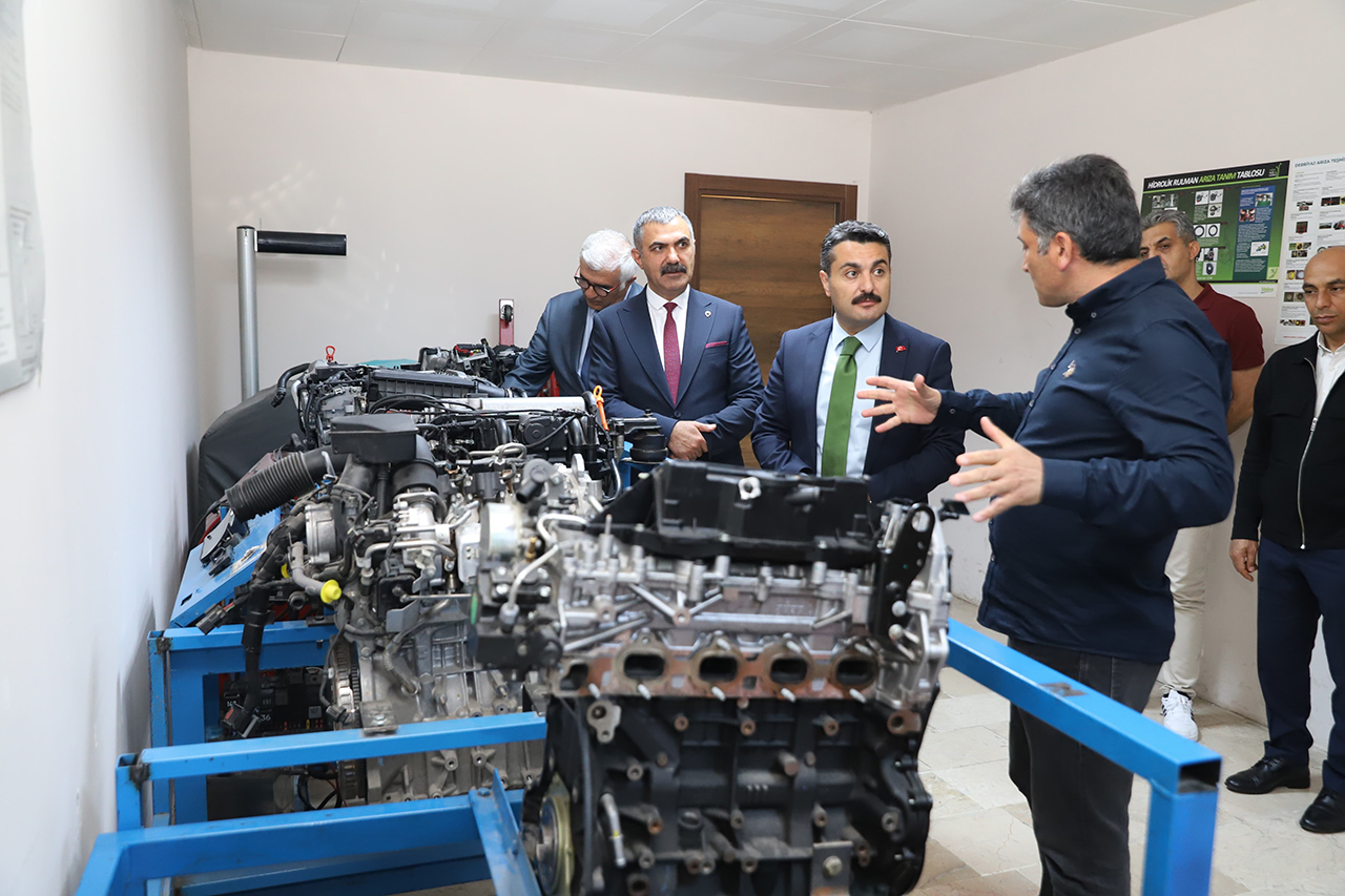 Erdoğan, Teknik Anadolu Lisesini ziyaret etti