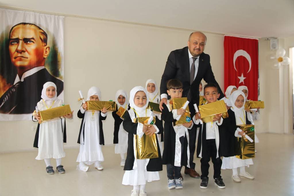Kur'an Kursu'ndan mezun olan gençler heyecan yaşadı
