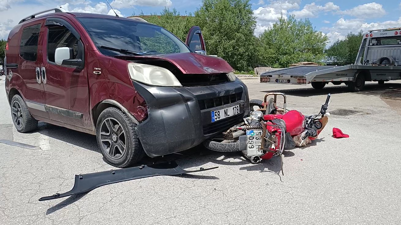 Sivas'ta otomobille motosiklet çarpıştı!