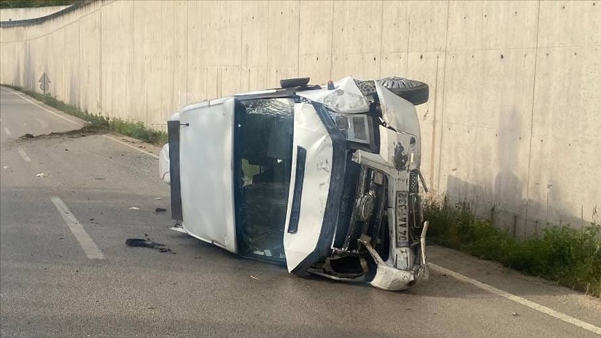 Tokat'ta minibüsün devrildi: 10 kişi yaralandı