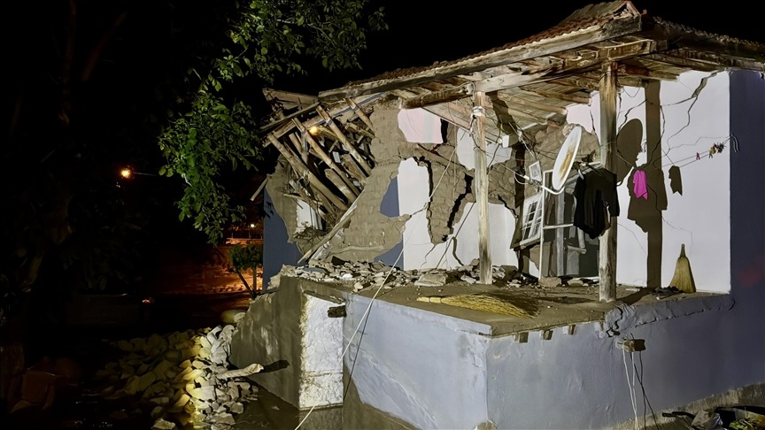 Sel nedeniyle 1 ev çöktü, hasar gören 3 ev boşaltıldı