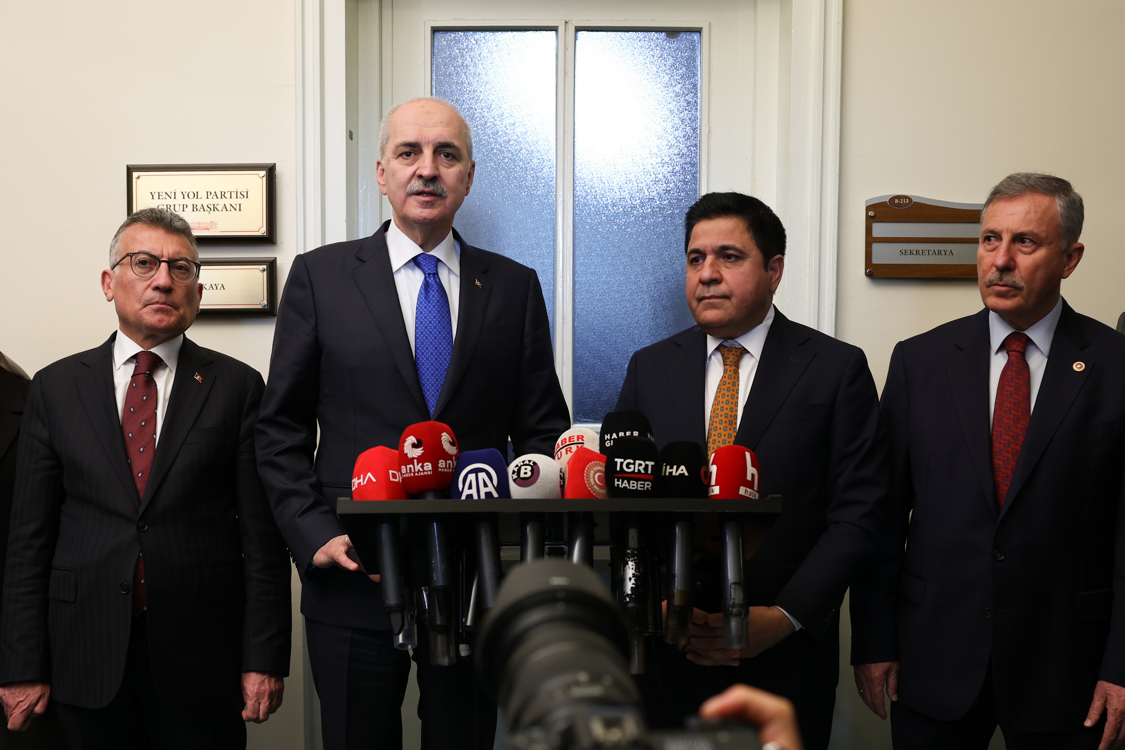 TBMM Başkanı Kurtulmuş, Yeni Yol grubunu ziyaret etti