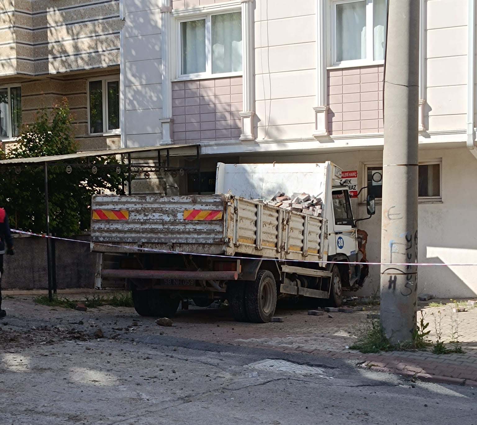 Sivas’ta Freni Boşalan Belediye Kamyonu Duvara Çaptı
