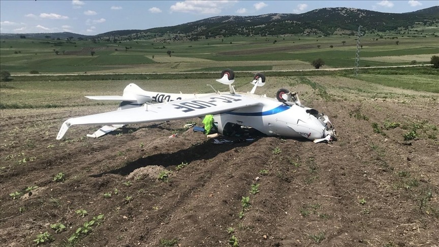 Tarlaya zorunlu iniş yapan eğitim uçağı ters döndü