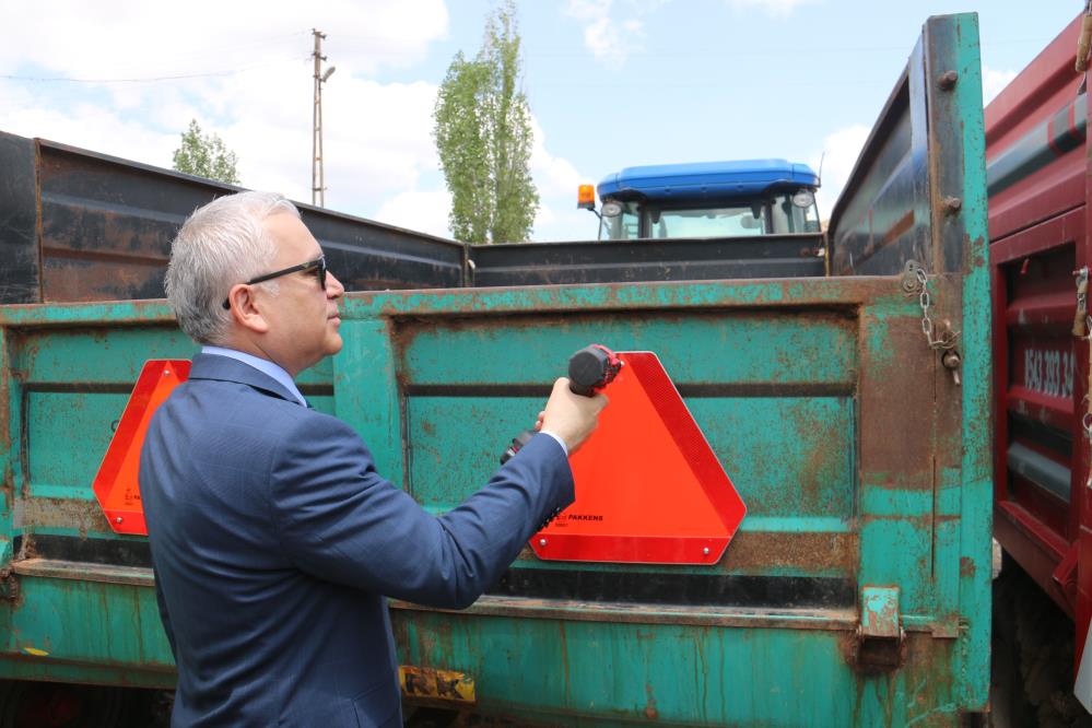 Sivas'ta artan kazaları önlemek için reflektör dağıtıldı