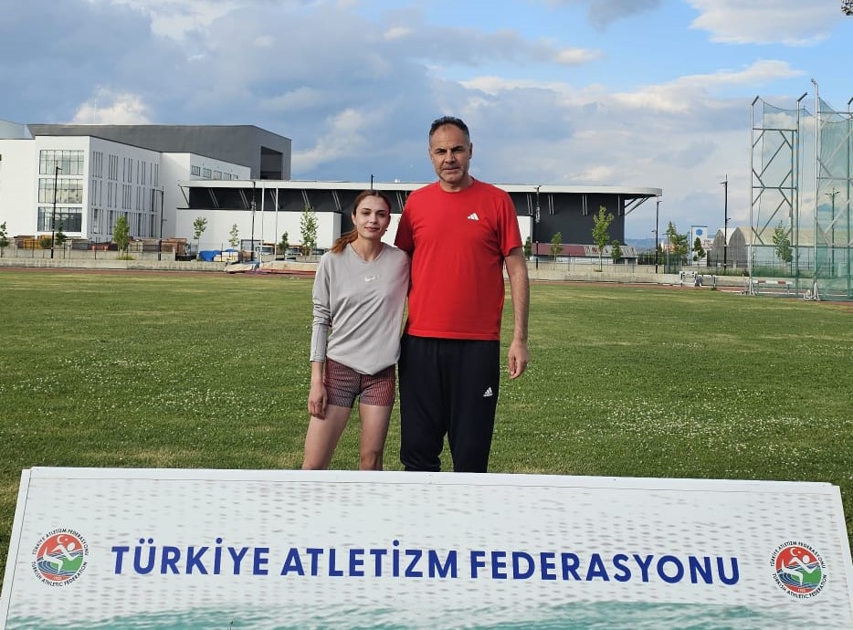 Sivaslı Atlet Dilan Yılmaz’dan Çifte Başarı!