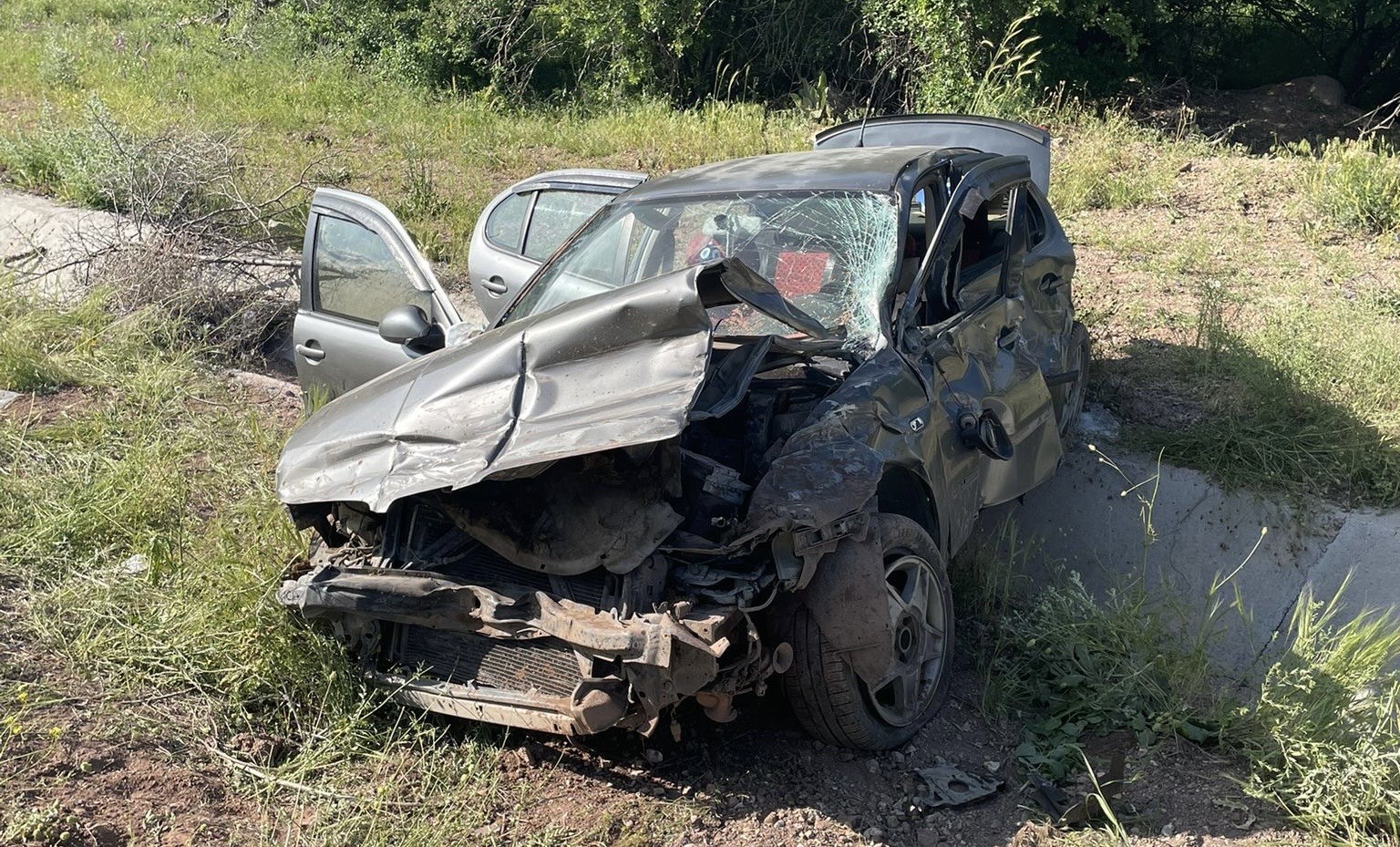 Sivas Yolunda Feci Kaza: Otomobil Bariyerlere Çarpıp Devrildi