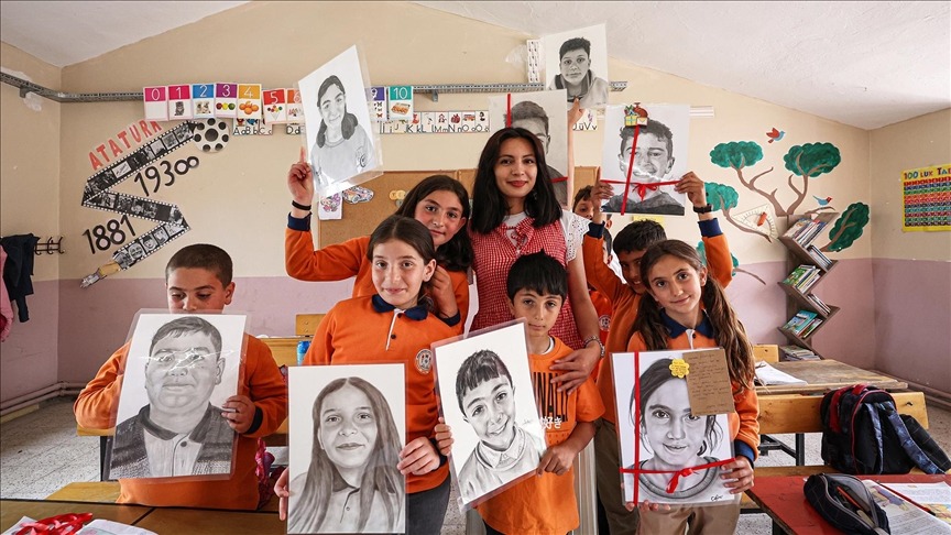 Sivas'ta gönüllü ressamlar öğrencilerin gününü güzelleştirdi