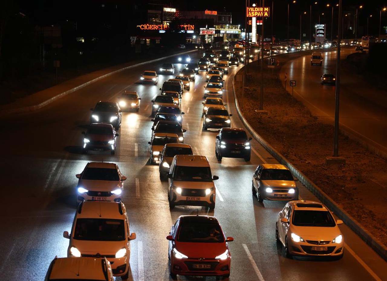 43 ilin geçiş güzergahında trafik yoğunluğu!