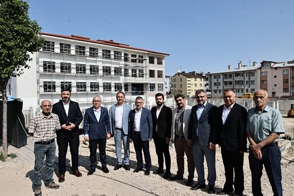 Sivas'ta protokolden okul inşaatında inceleme