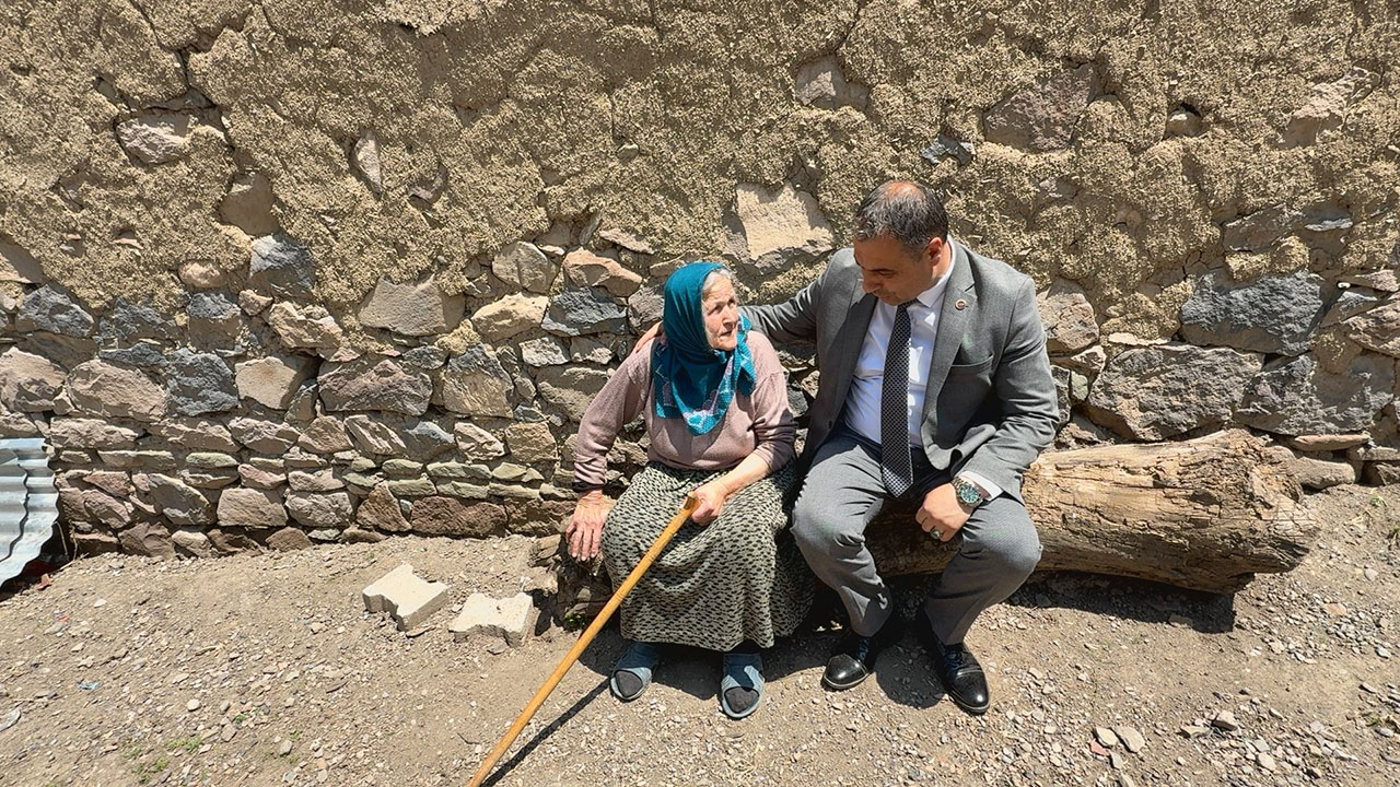İhtiyaç sahipleriyle hem bayramlaştı hem de onlara yardımda bulundu