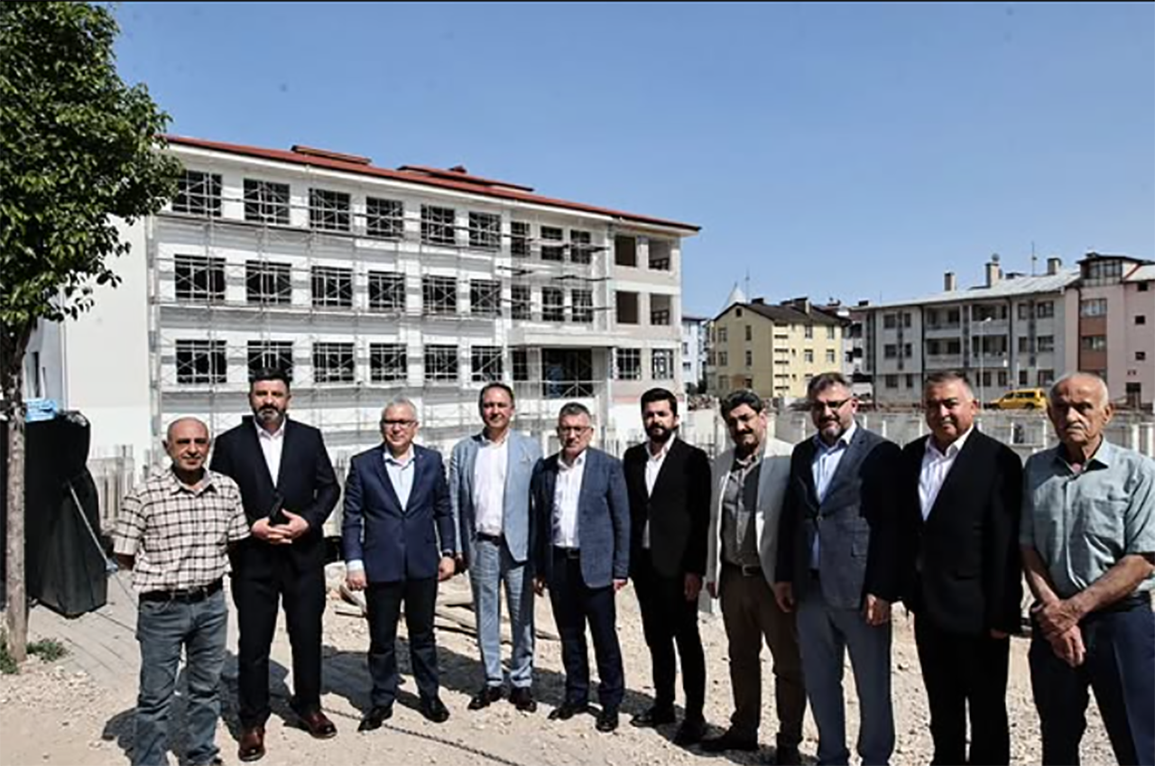 Okul inşaatı alanınında incelemede bulundular
