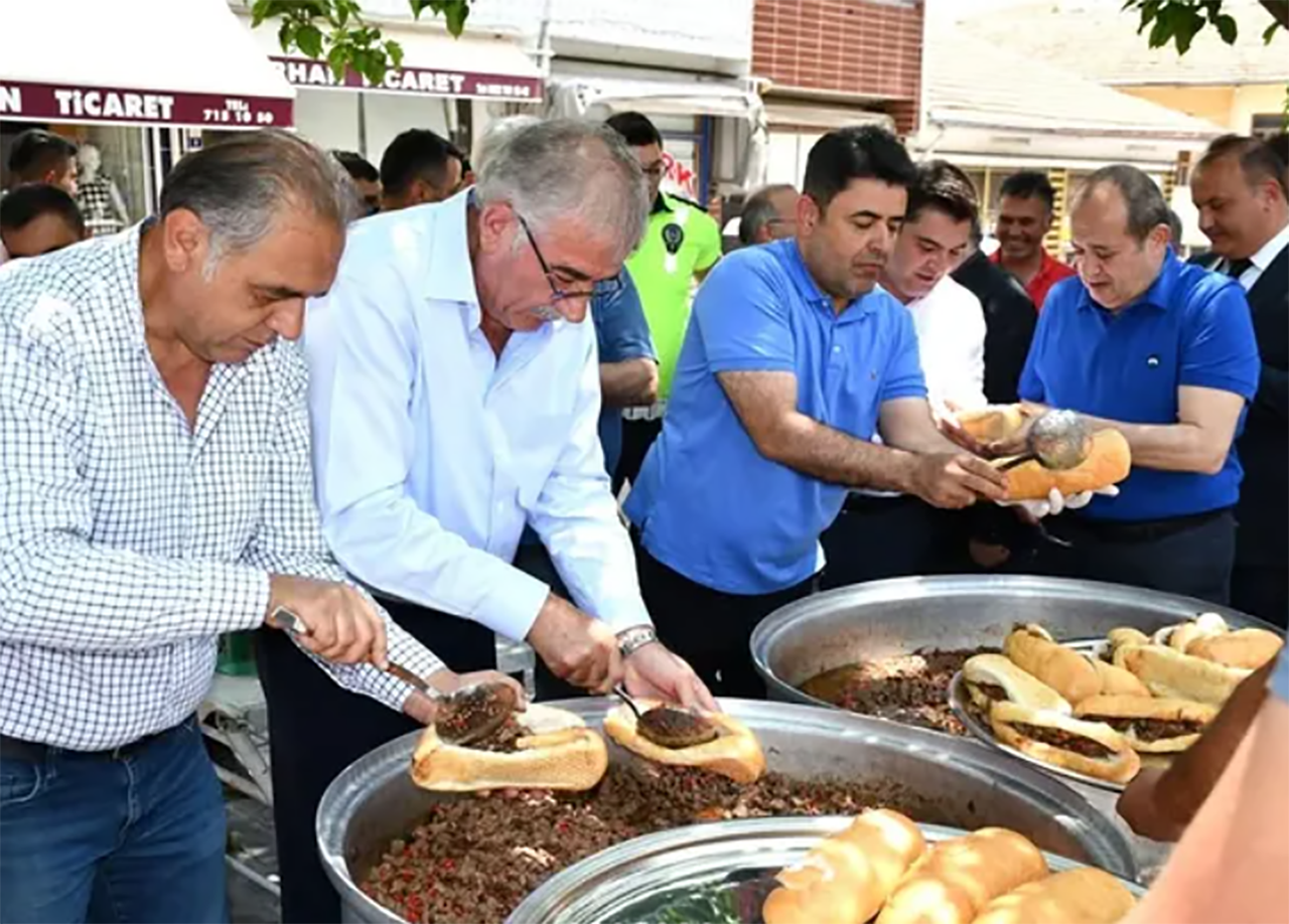 Gürün'de kavurma ikramlı bayramlaşma