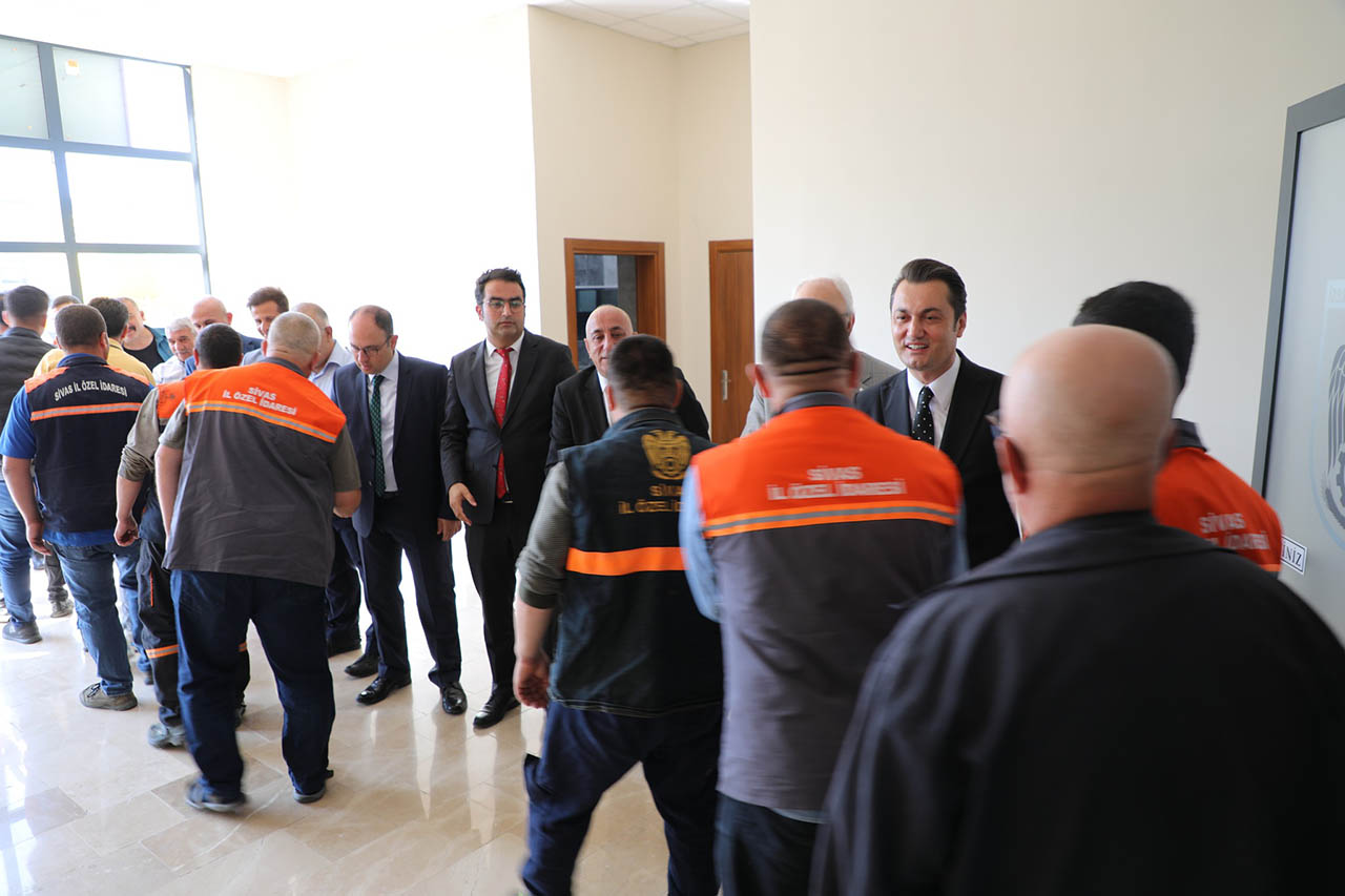 İlk Mesai Gününde Bayramlaştılar