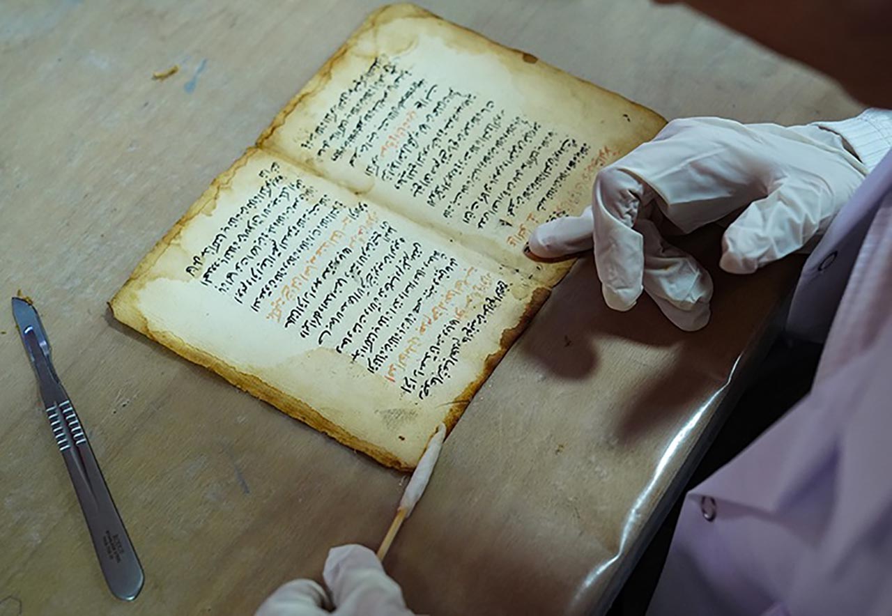 Tarihi yazma eserler üniversiteli gençlerin elinde geleceğe taşınıyor