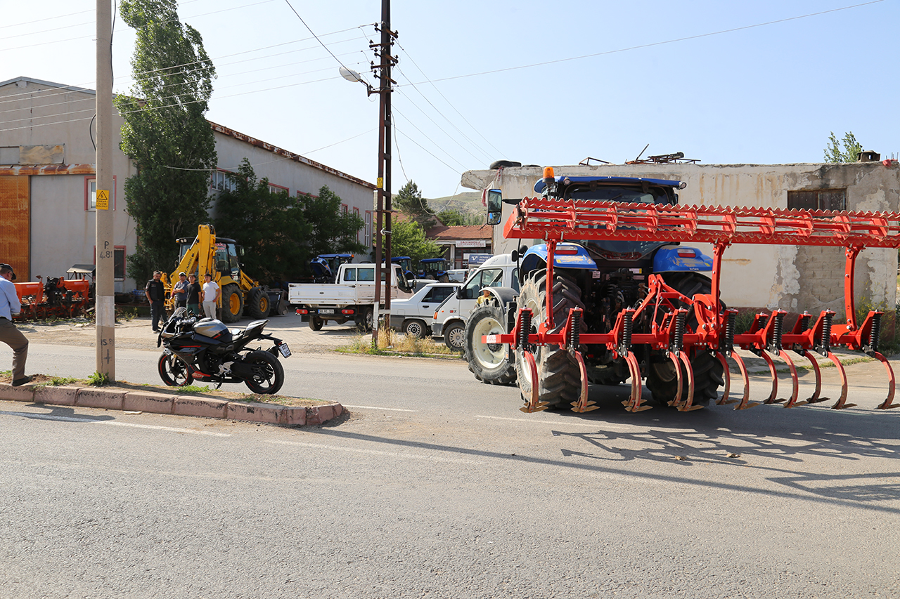 Traktörle motosikletin kazası yürekleri ağızlara getirdi!