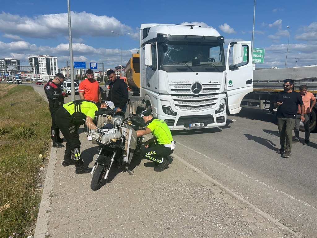 TIR'ın çarptığı elektrikli bisikletin sürücüsü ağır yaralandı