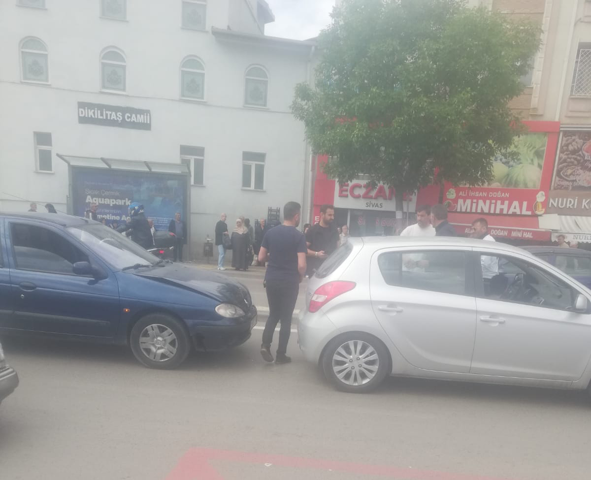 Sivas’ta Dikilitaş Mevkiinde Trafik Kazası: İki Araç Çarpıştı