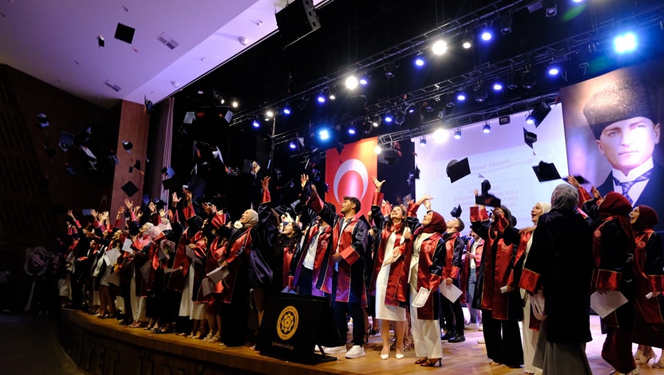Sivas'ta Yeni Sağlıkçılar Diplomalarını Aldı