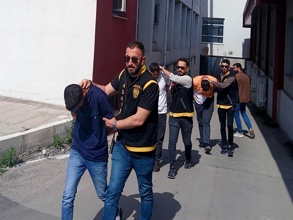 Husumetlisi zannedip,  kardeşini vurdu