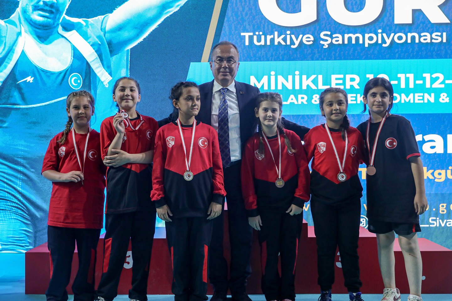 Minik Kadın Güreşçilerden Büyük Mücadele