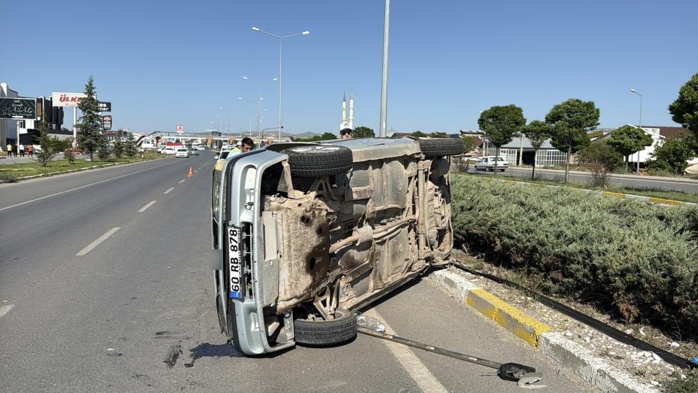 Sivas'ta otomobil takla attı: 2 kişi yaralandı