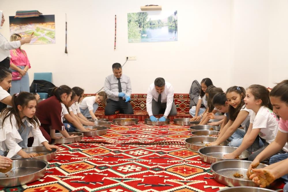Sivas'ta öğrenciler aileleriyle çiğ köfte yoğurdu