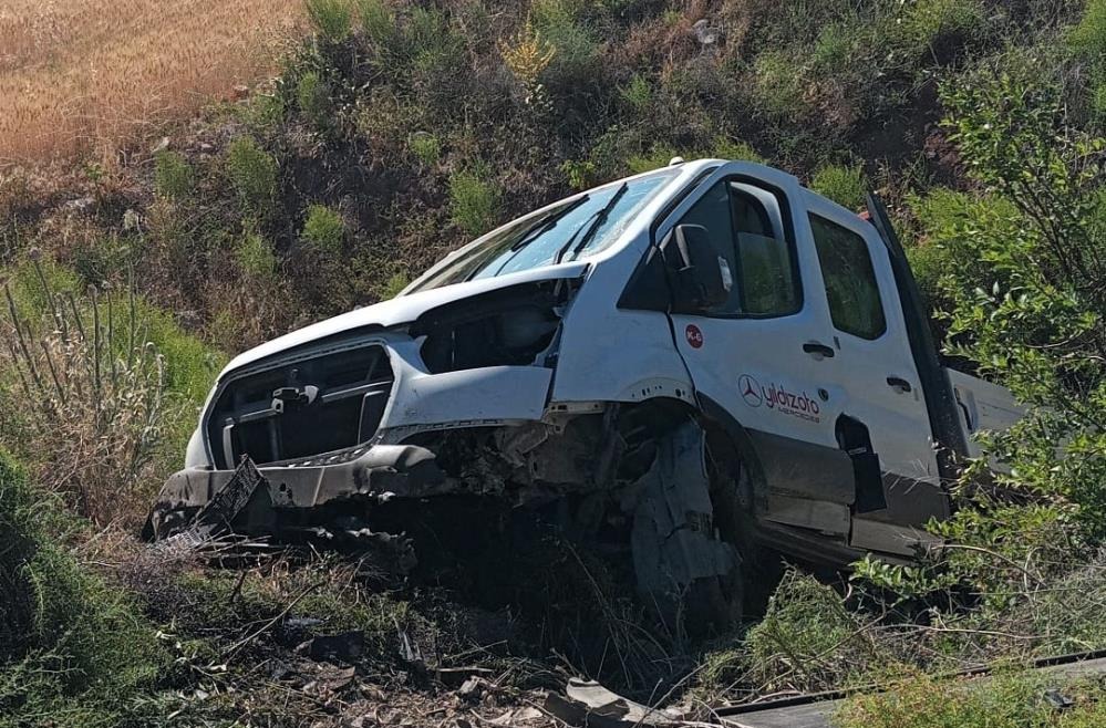 Sivas yolunda kamyonet kontrolden çıktı: 2 yaralı