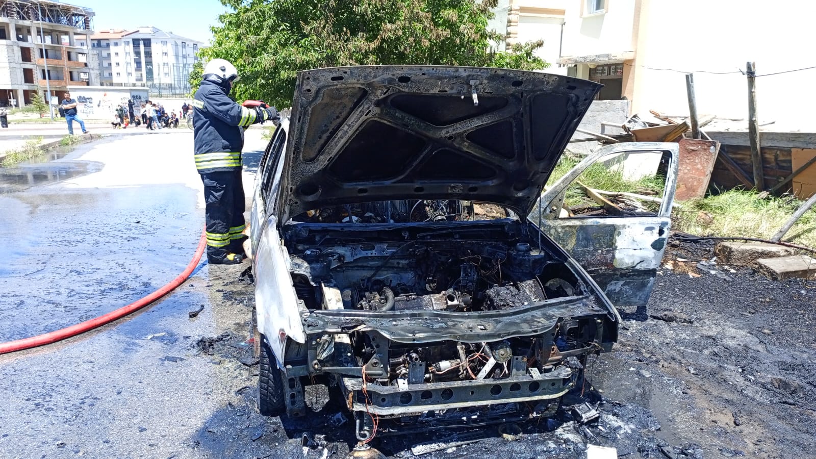 Sivas'ta park halindeki otomobil alev aldı!