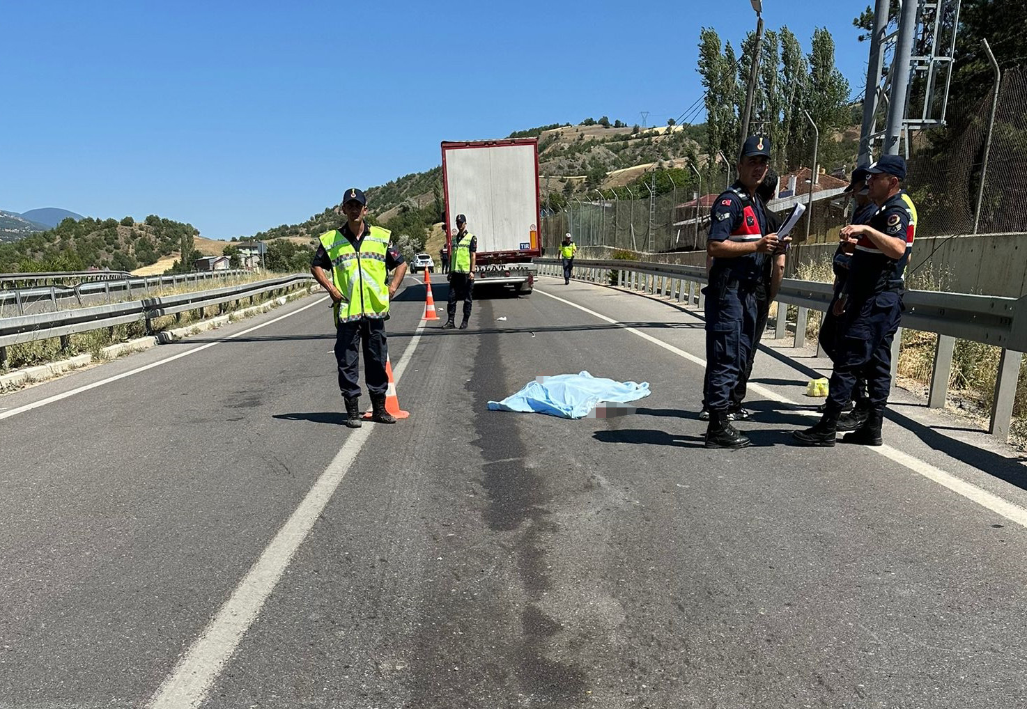 Sivas'ta tırın çarptığı 2 yayadan biri öldü!