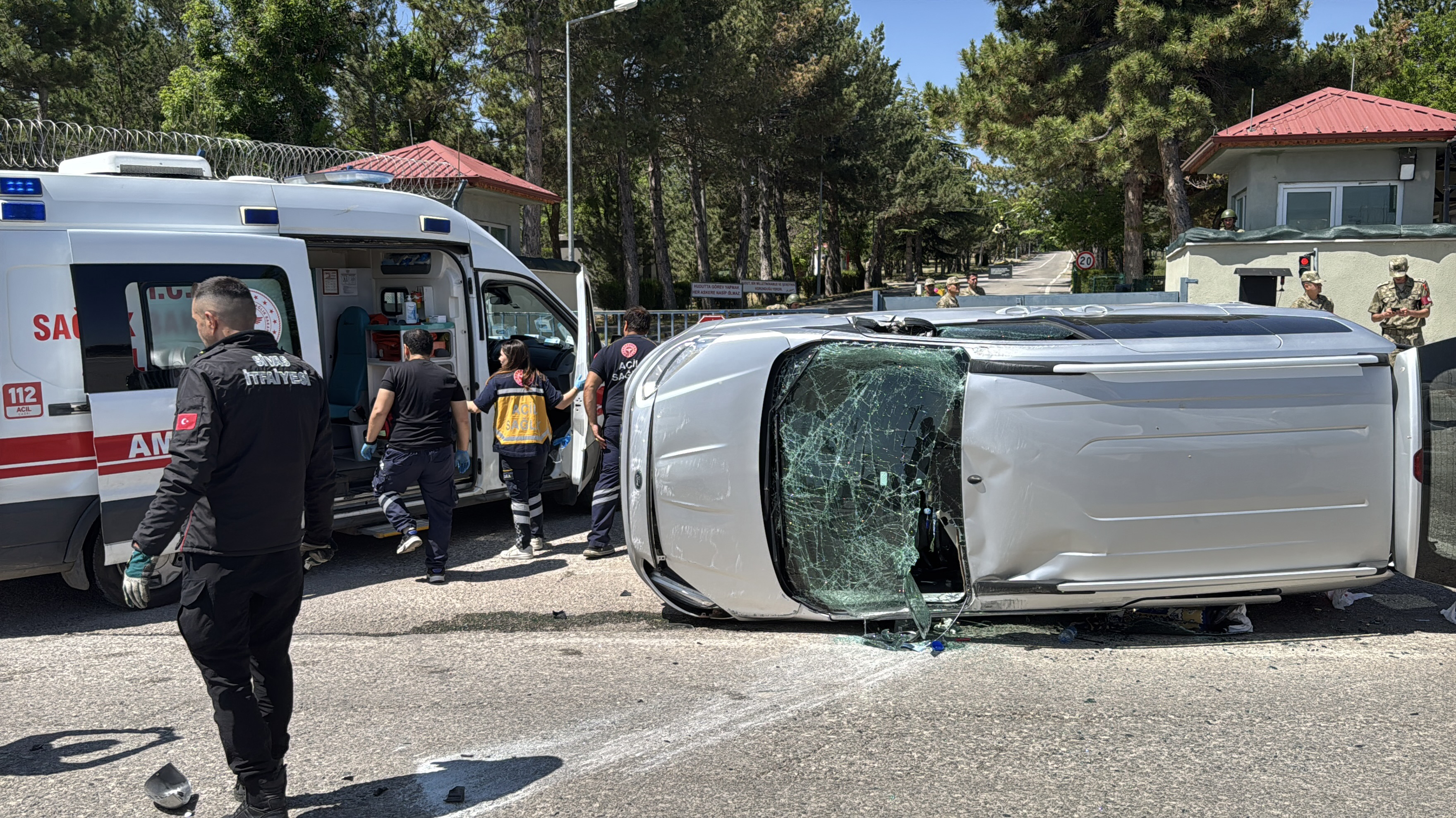 Sivas'ta otomobille hafif ticari araç çarpıştı: 4 kişi yaralandı