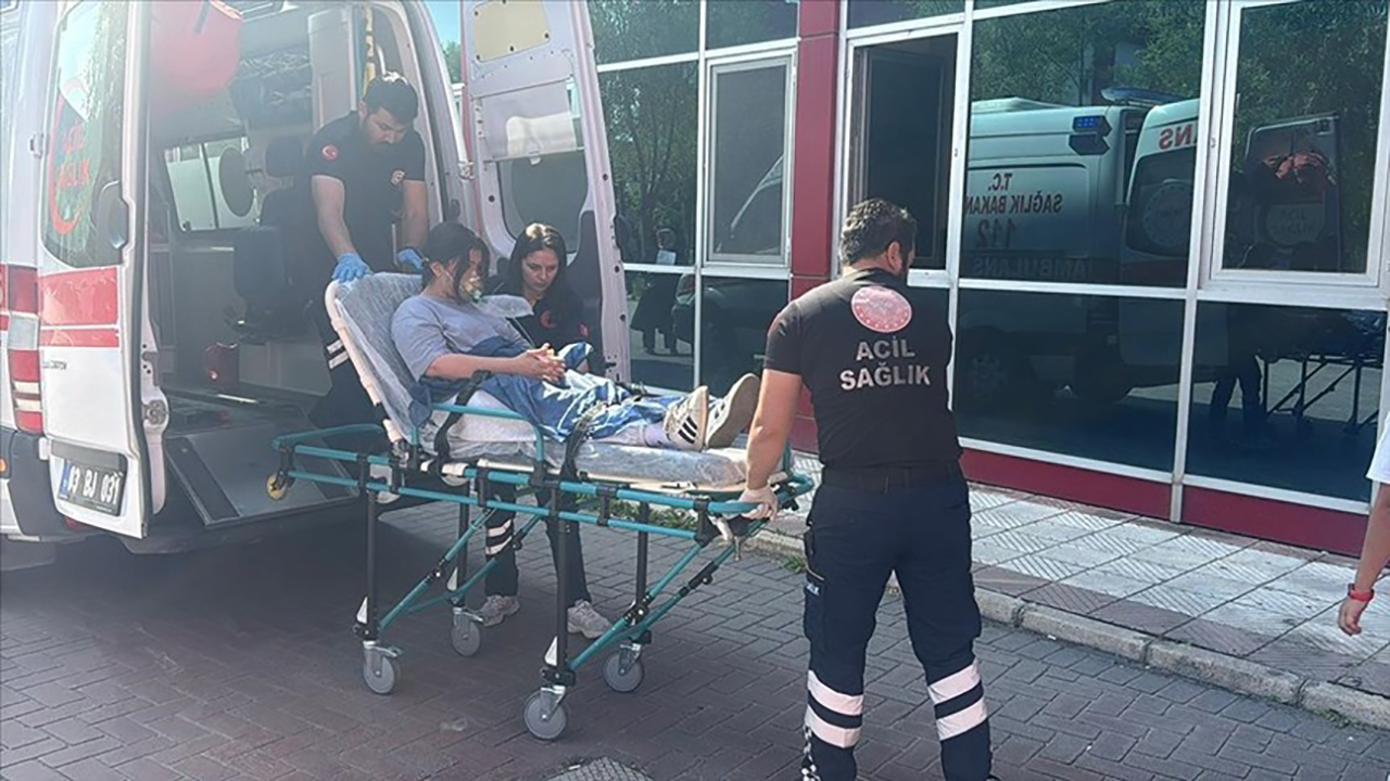 Hastanede Tedavi Gören Öğrenci YKS'ye Ambulansla Götürüldü