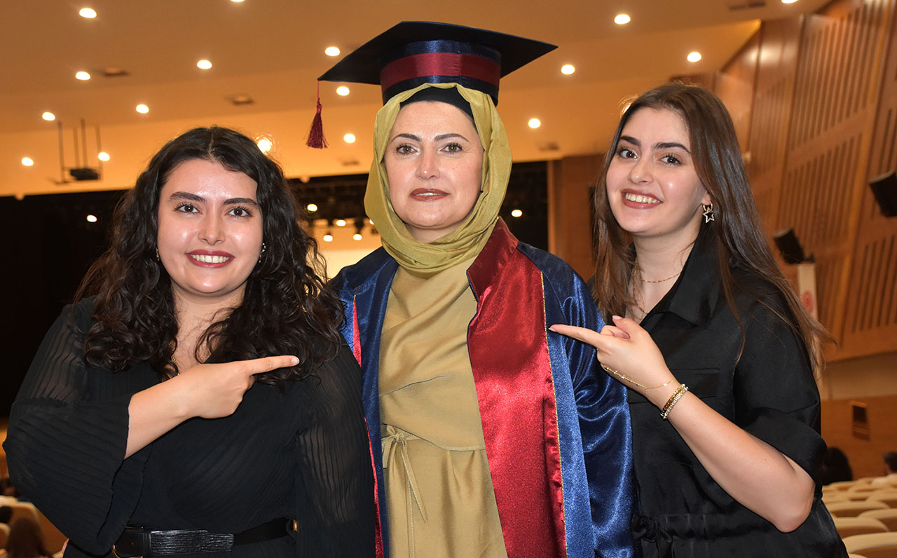 Sivas'ta iki kanseri yenen anne üniversiteyi birincilikle bitirdi
