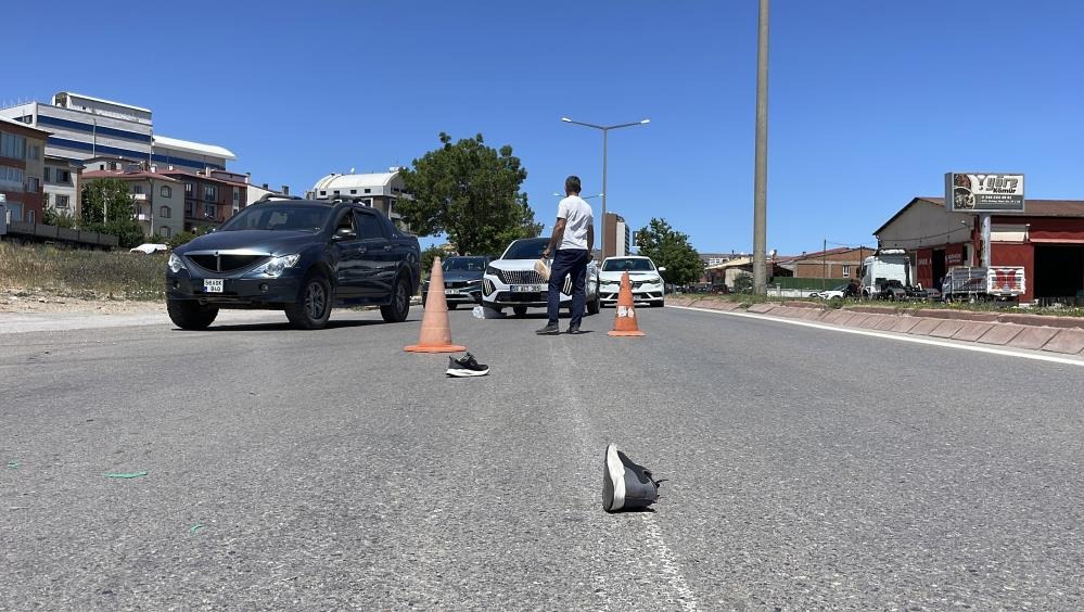 Sivas'ta nakliye kamyonu yayaya çarptı!