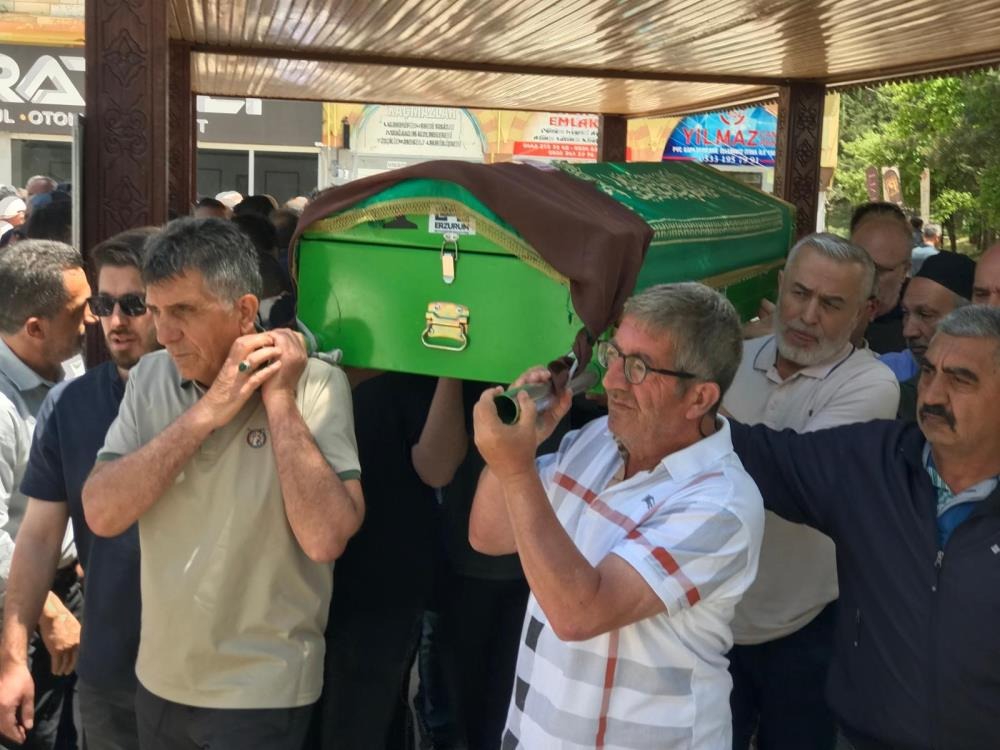Sivas Nüfus Müdürü Çakmur'un Acı Günü! Annesini Son Yolculuğuna Uğurladı!