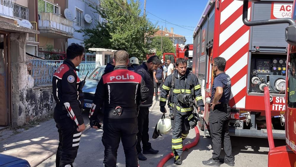 Sivas'ta bodrum katta yangın çıktı! 5 kişi dumandan etkilendi