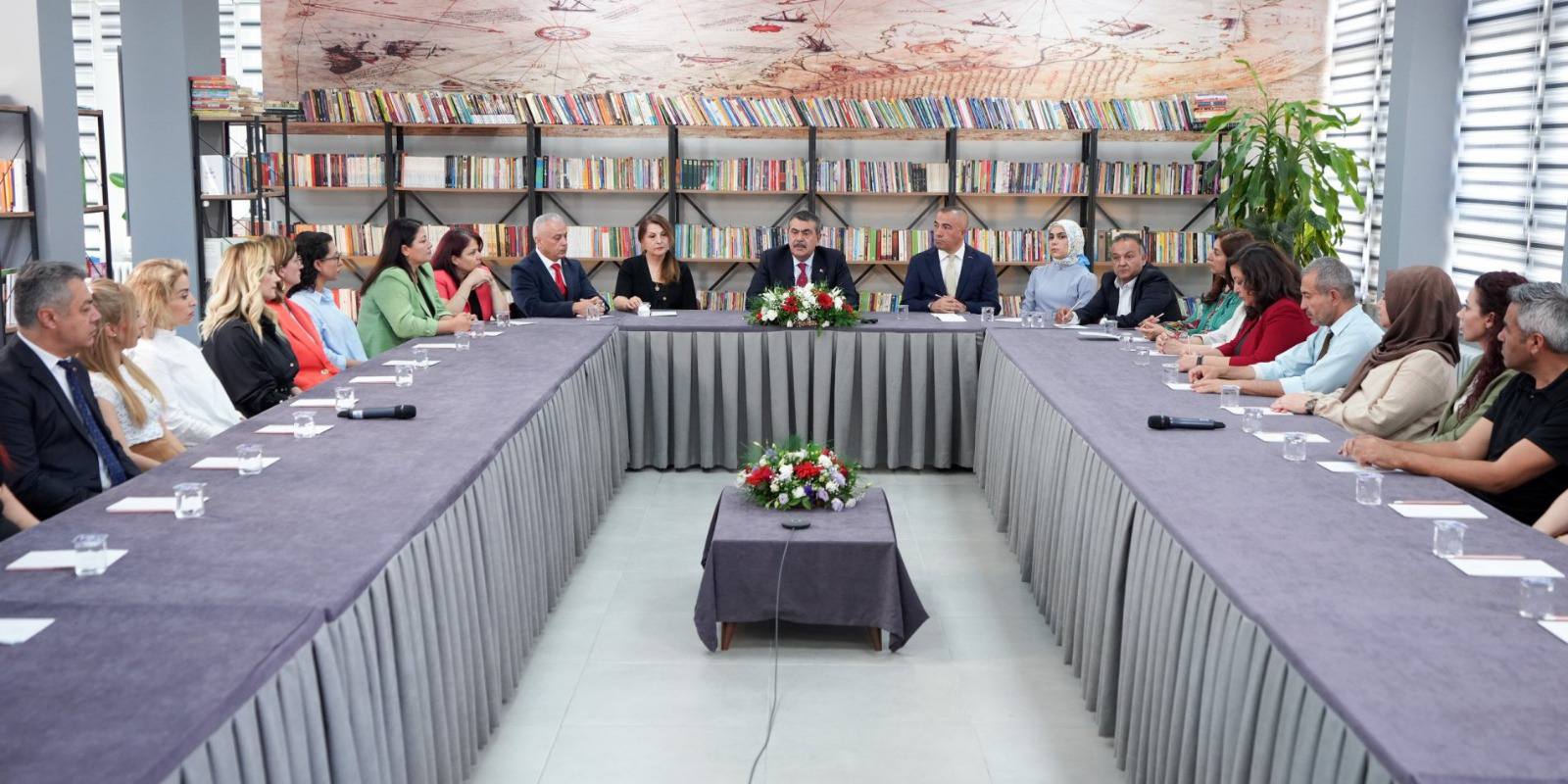 Yusuf Tekin öğretmenlere hitap etti!