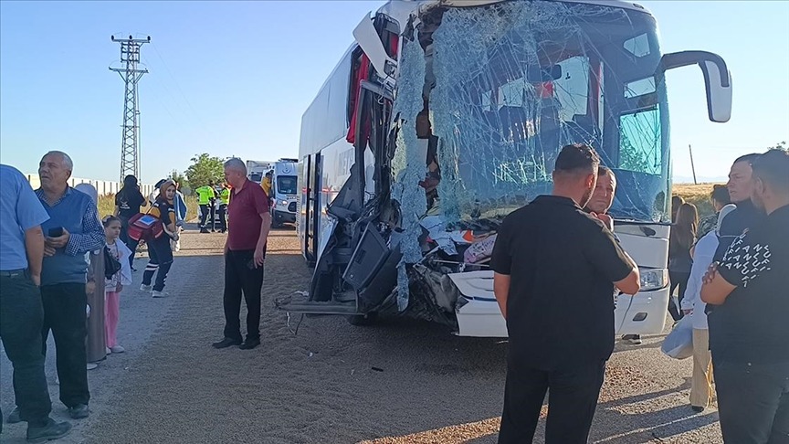 Yolcu otobüsü tıra çarptı! 24 kişi yaralandı