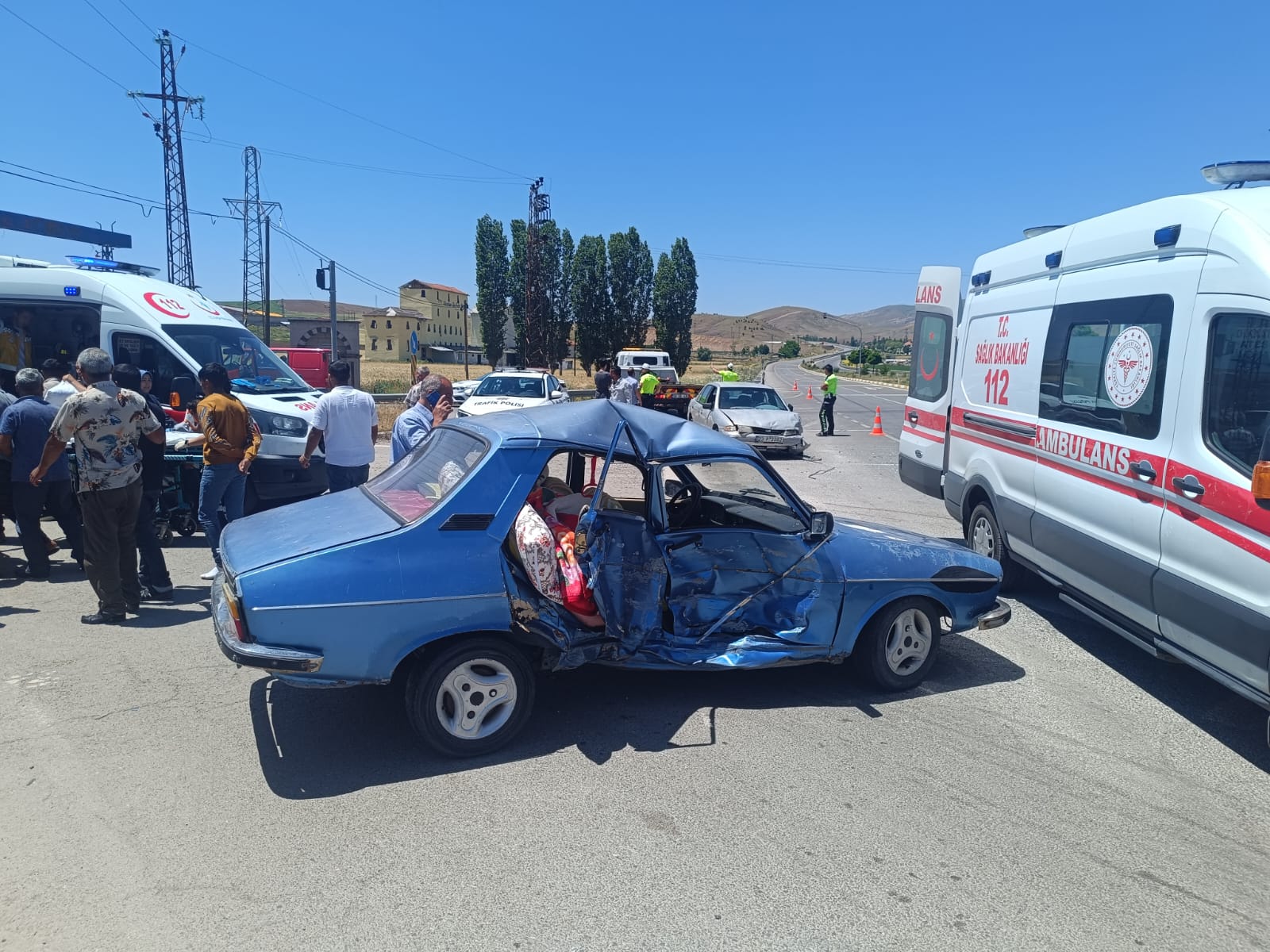 Sivas'ta iki otomobilin çarpıştığı kazada 4 kişi yaralandı