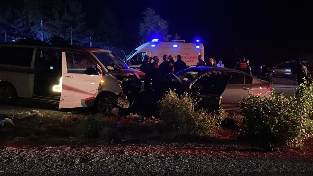 Sivas'ta ters şeride giren minibüs kaza yaptı! 8 Yaralı