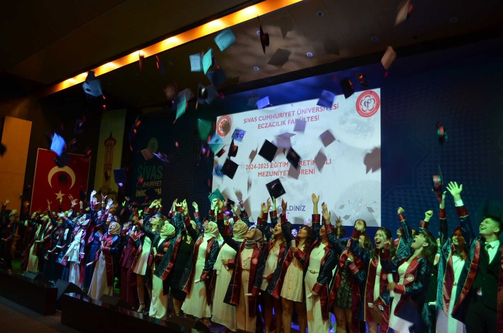 Geleceğin eczacıları SCÜ'den mezun oldu