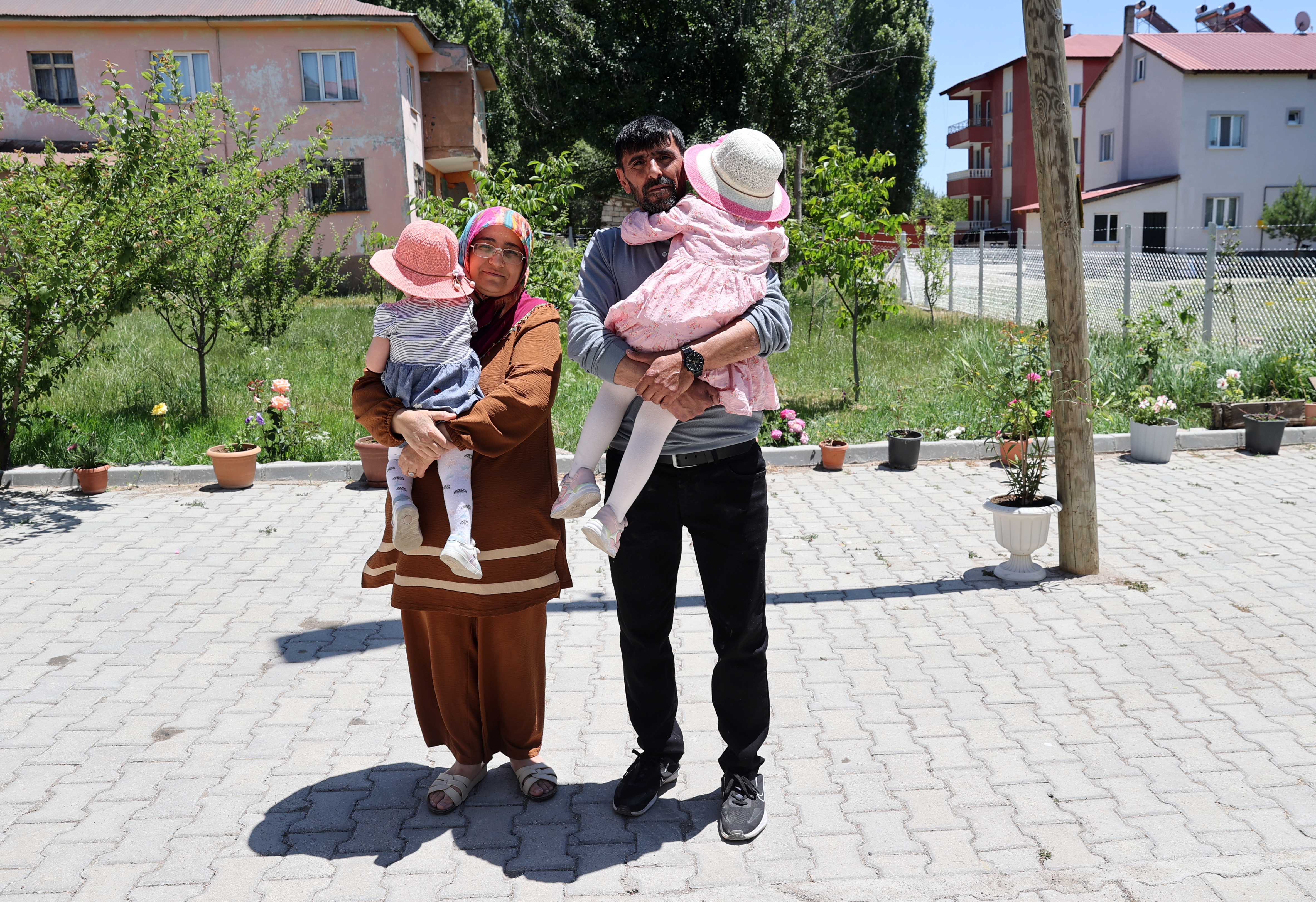 Kızlarını evlendirip  2 kardeşe koruyucu aile oldular
