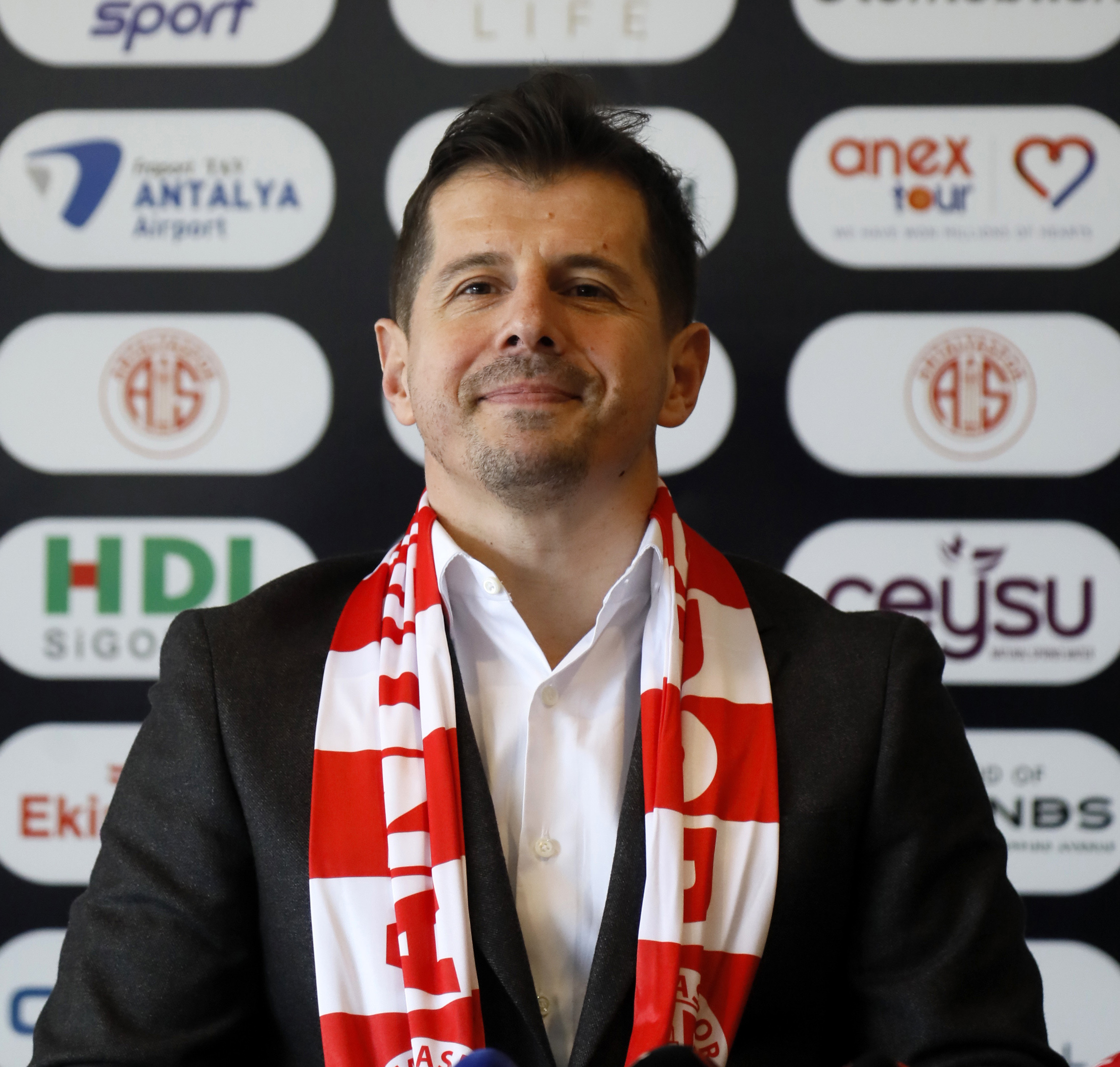 Emre Belözoğlu istifa etti