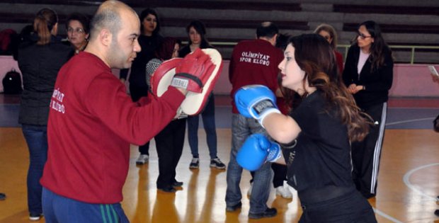 Sivaslı Kadınlara Kick Boks Kursu